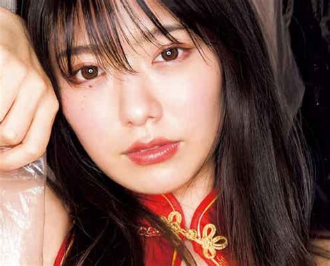 チャイナドレス グラビア|山田かな、美バストのぞく真っ赤なチャイナドレス姿。